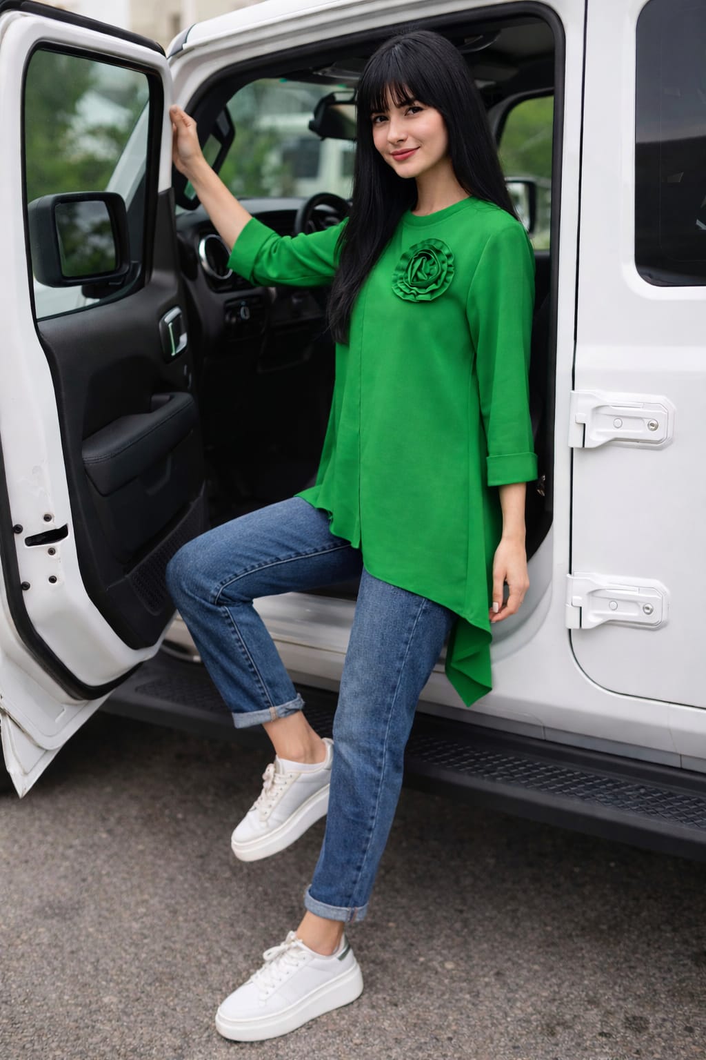 Bluza asimetrica cu aplicatie florala 3d